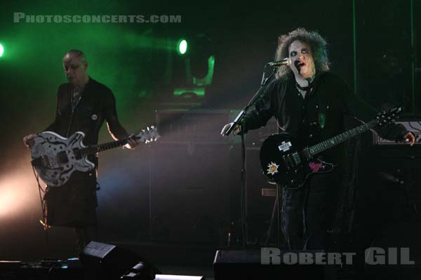 THE CURE - 2008-03-12 - PARIS - Bercy - Robert James Smith - Paul Stephen Thompson